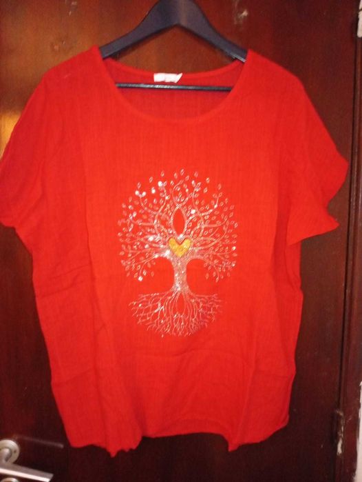 Blusa vermelha de linho com strass