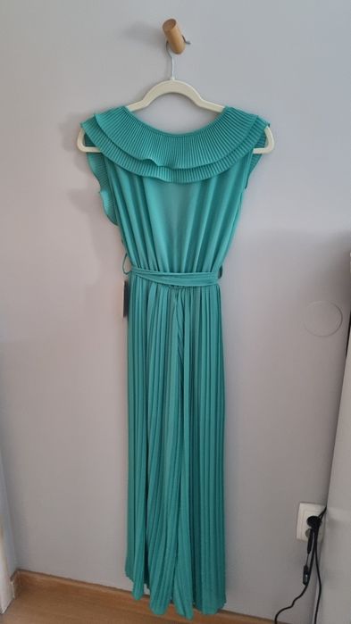 Macacão plissado turquesa com folhos