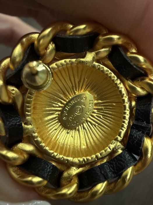 Серьги Chanel.