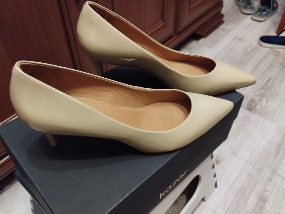 Czółenka  beżowe Kazar