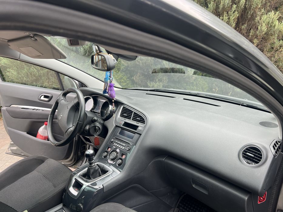 Peugeot 5008, 2011 рік