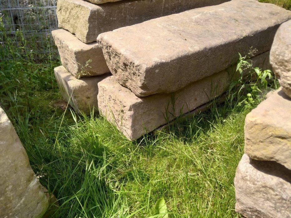 Stare schody stopnie z piaskowca rozbiórkowego