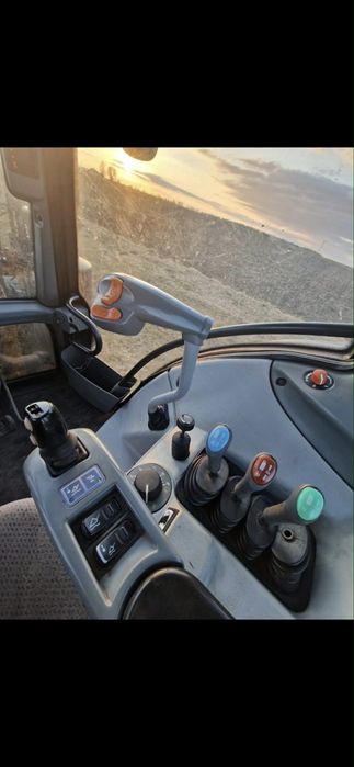 Ciągnik Valtra N123 i prasa John Deere V451M