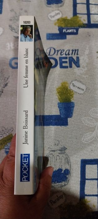 Une femme en blanc. Portes incluídos.