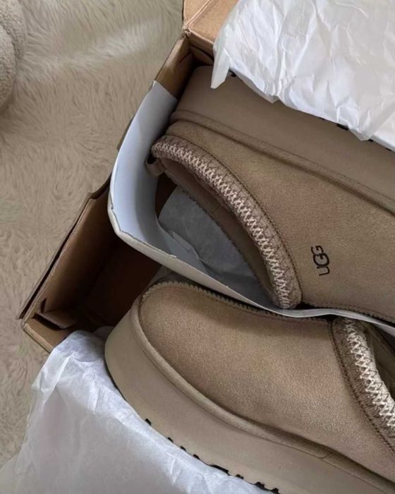 Тапочки замшеві на платформі UGG Tazz II