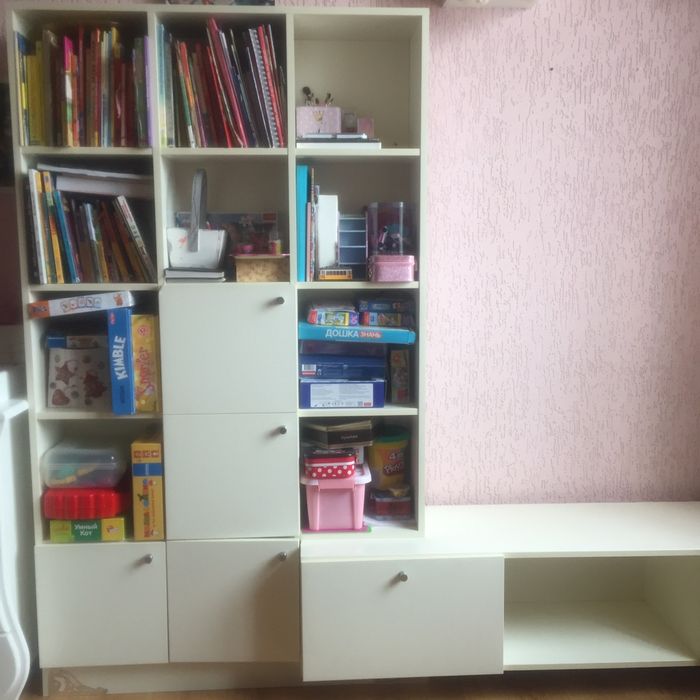 Стенка в вітальню або спальню