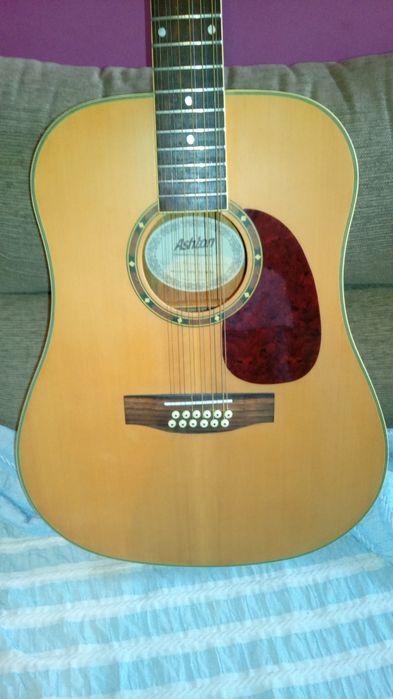Guitarra de 12 cordas Ashton.