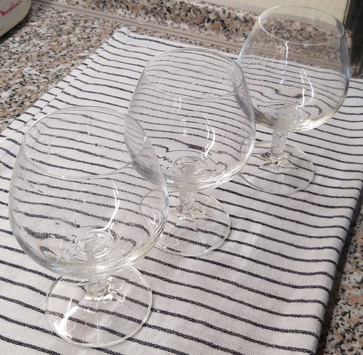 3 Copos balão, de cristal.