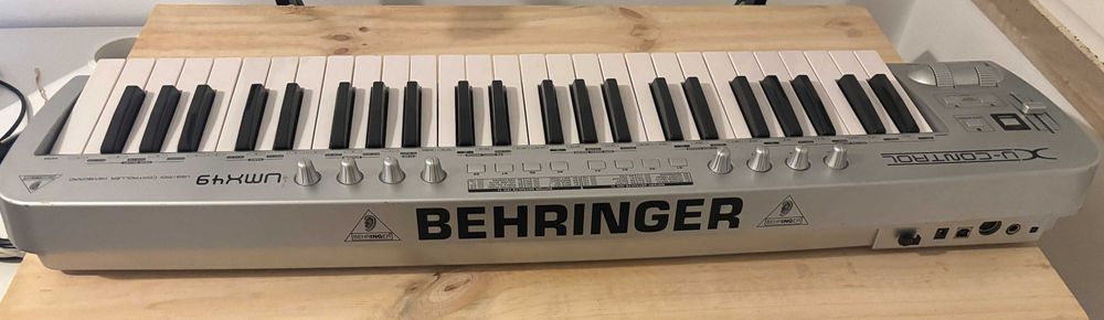 Controlador MIDI Behringer UMX49