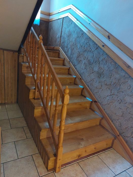 Schody jesionowe z balustradą kompletne. Trepy 34 szerokie 110 długie.
