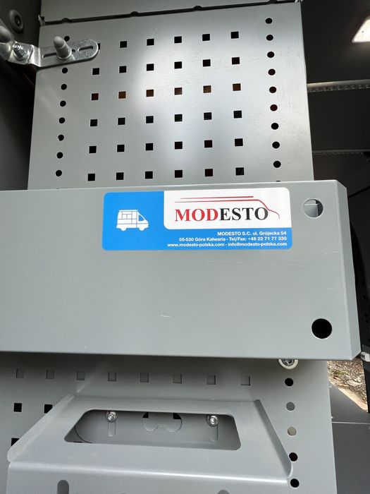 Szafka narzędziowa do busa tupu L3h2 dla elektryka, montera, hydraulik