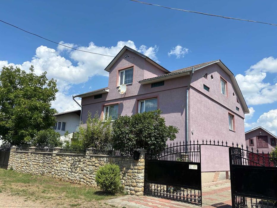 Продається просторий будинок в Рожнятові