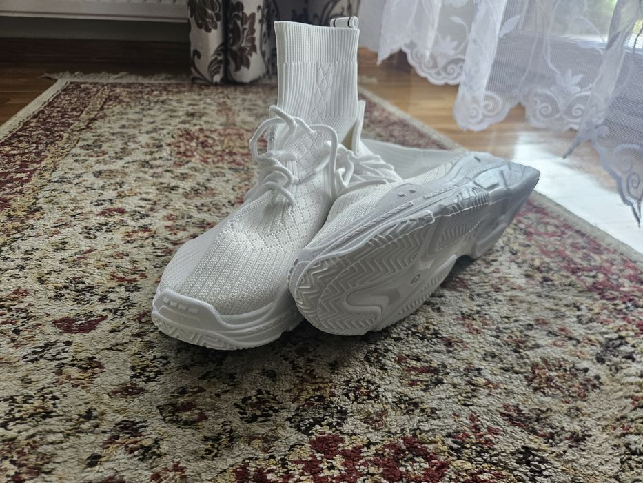 Buty białe skarpety
