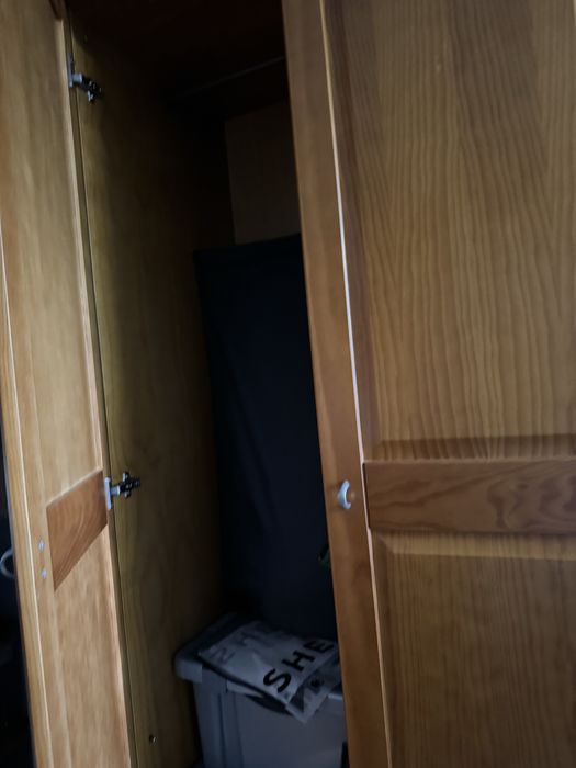 Guarda roupa em madeira maciça , está como novo. Apenas para desocupar