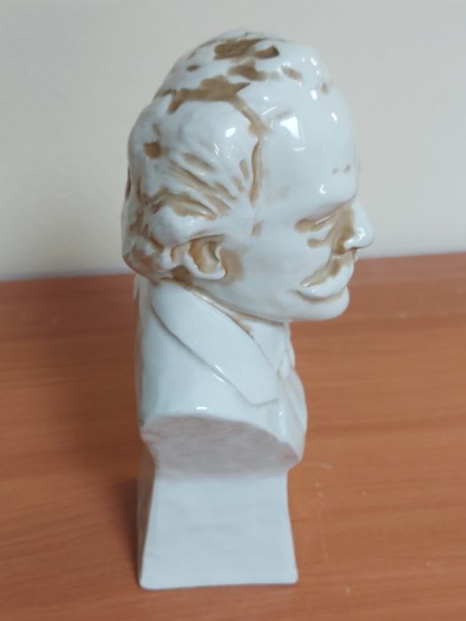 Busto em material da Estatuária