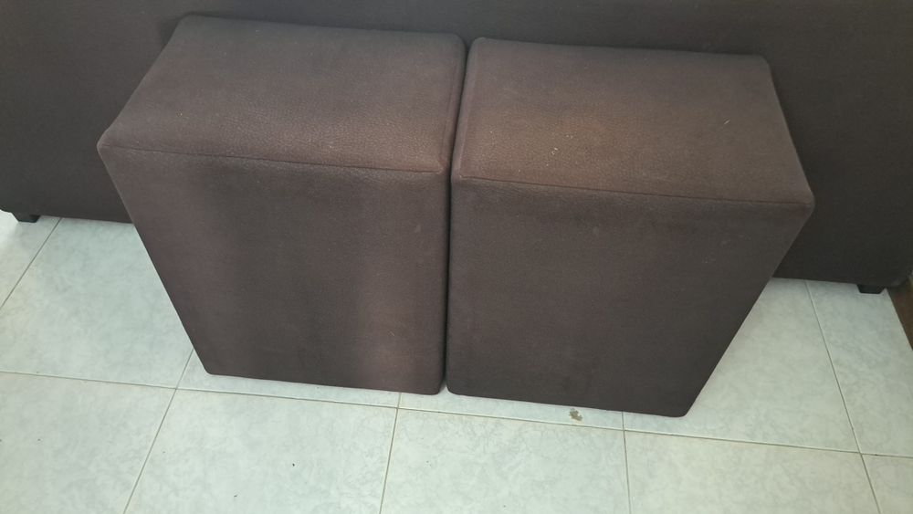 Sofá com chaise longue e pufs