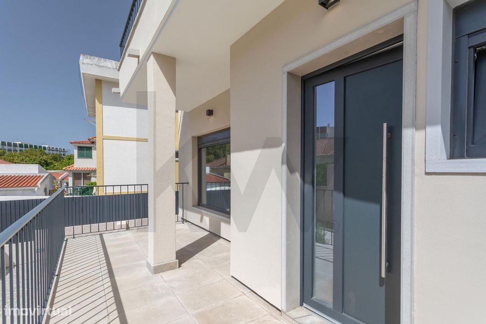 Charmosa Moradia T5 com Jardim Totalmente Remodelada -  Sassoeiros, Ca