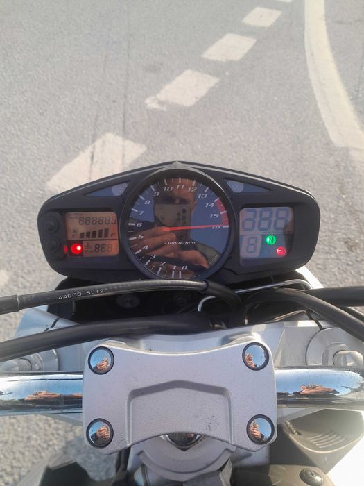 Suzuki GSR 600.           .