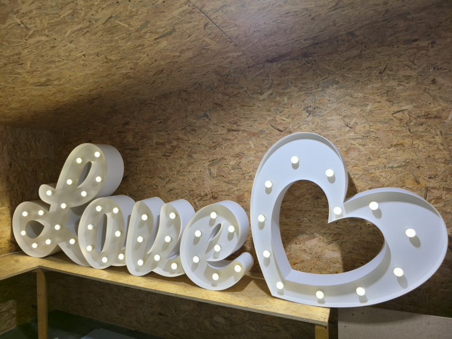 Napis LOVE + serduszko