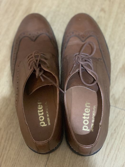 Sapatos de Pele Castanhos Novos