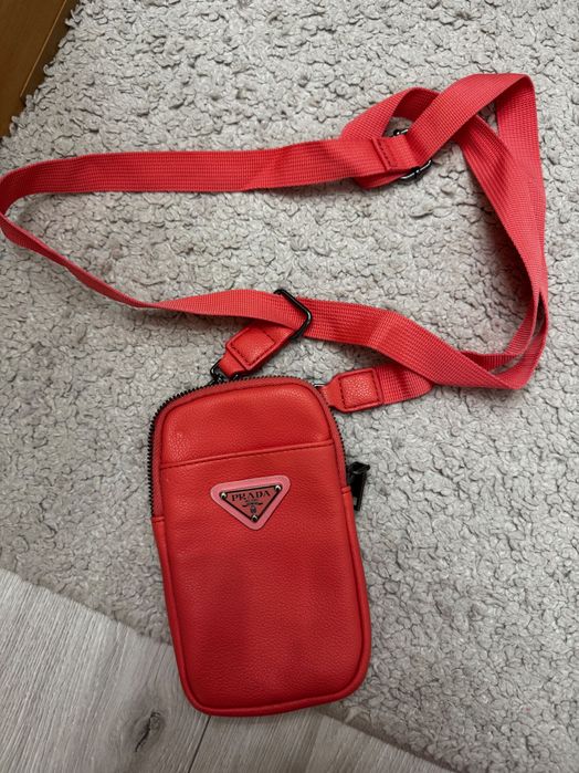 Жіноча сумочка для телефона prada рожевого кольору