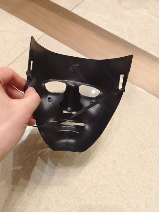 Czarna plastikowa maska dla osoby dorosłej