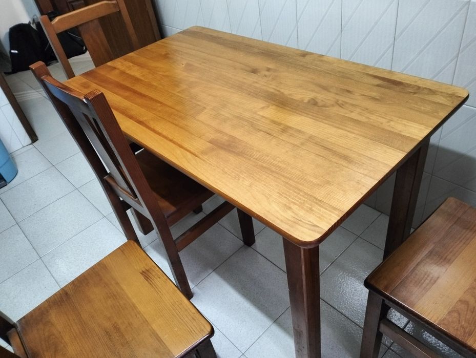 Mesa de madeira com 4 cadeiras