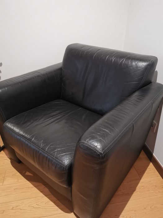 Conjunto de sofás individuais em pele