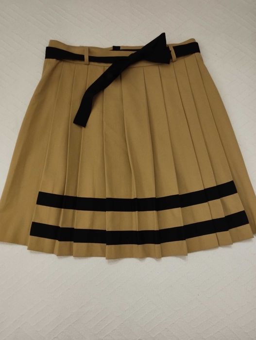 Saia de pregas curta amarela.