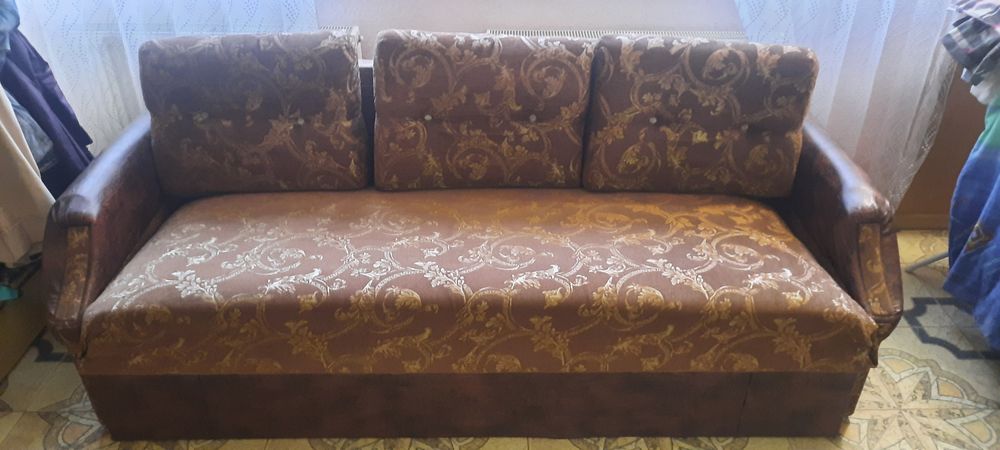 Продам добротный диван. Размер 215х150. Состояние нового.