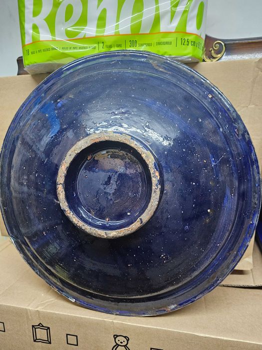 Prato antigo em barro vidrado, com aplicações em metal e madrepérola