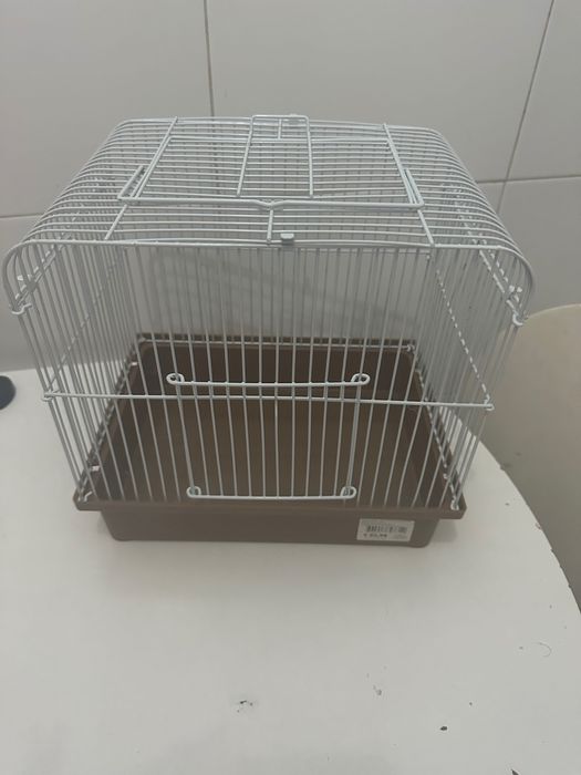 Gaiola pequena em bom estado