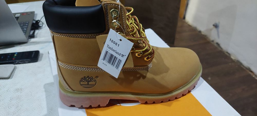 Vendo botas timberland estado  novo em caixa n 40
