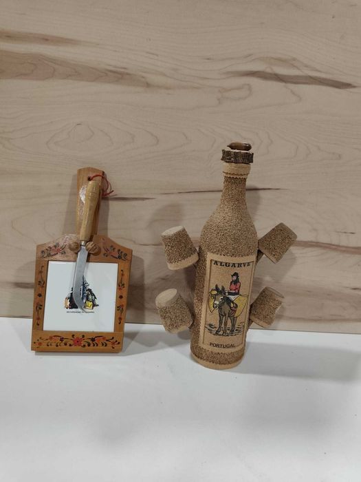 Garrafa com copos  e Tabua queijos