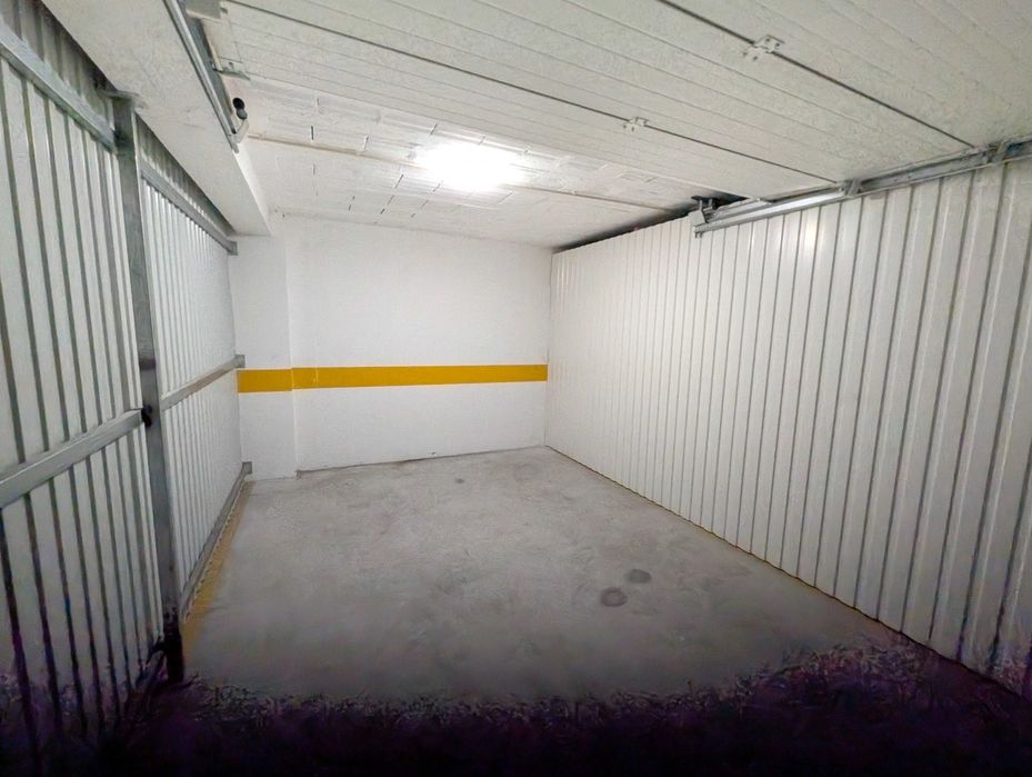Arrendamento de garagem na Rua Dona Glória de Castro, 43