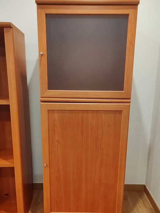 Mobília de sala cor de cerejeira com cristaleira (c/ iluminação)