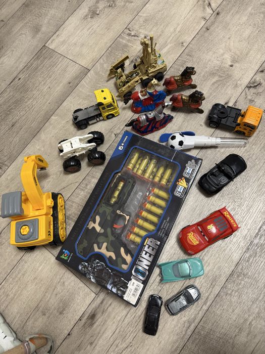 Набір іграшок для хлопчика пістолет hot wheels