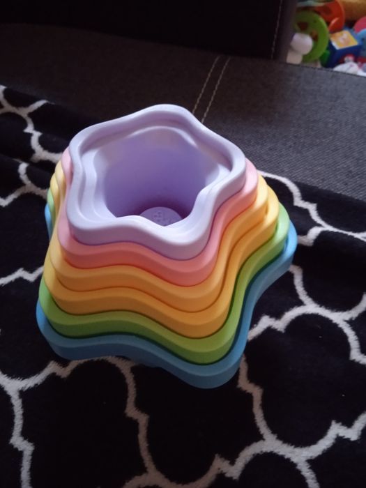 Wieża z kubeczków - gwiazdek.