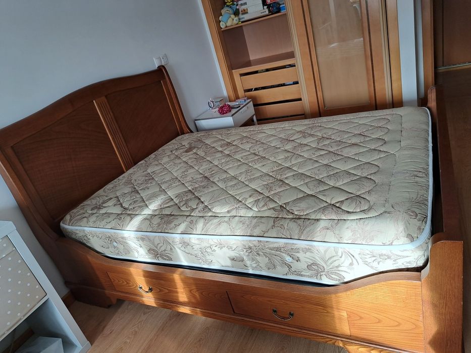 Cama de casal com gavetas