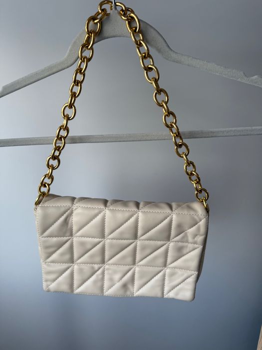 Torebka beżowa z złotym łańcuchem do ręki