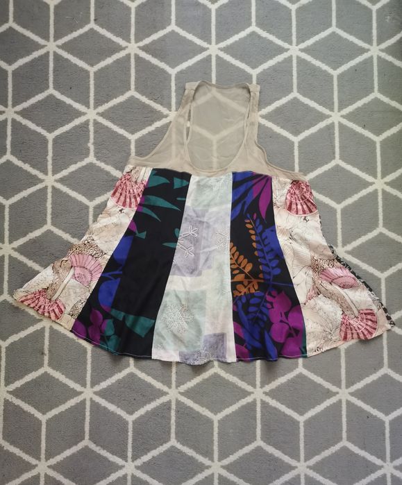 Jedwabna bluzka boho patchwork – rozmiar 4
Materiał:  jedwab

Zjawis