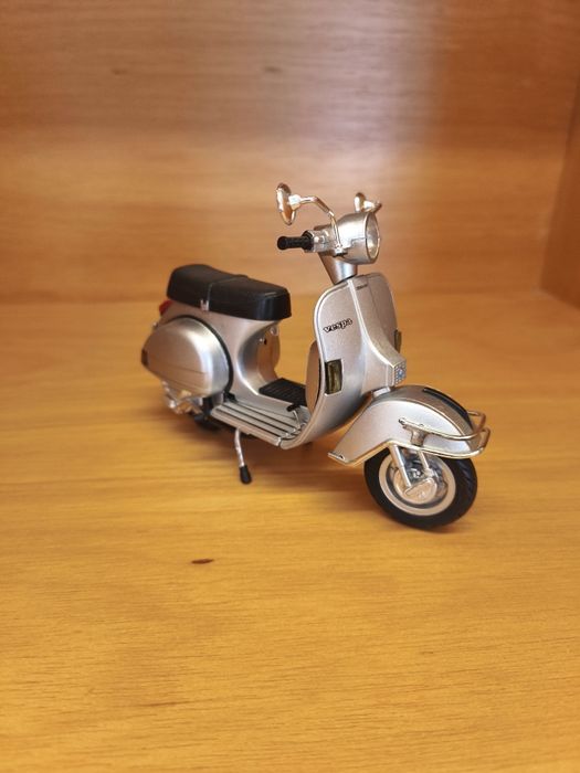Vespa miniatura P200e