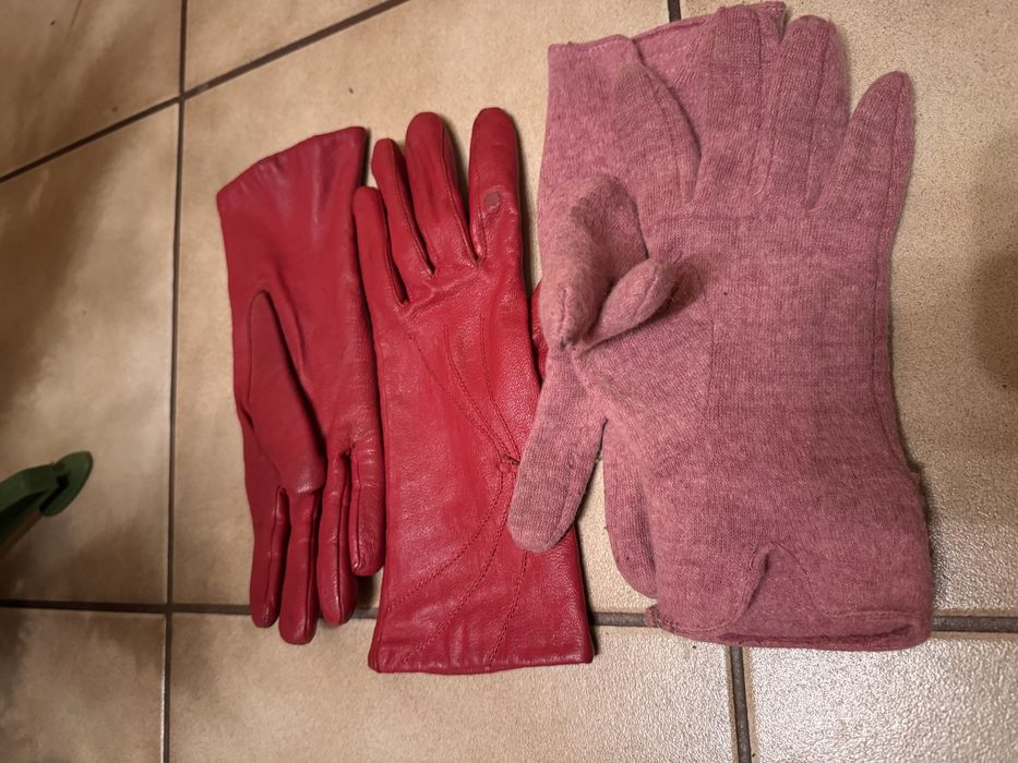 Rękawiczki czerwone skórzane i różowe delikatne materiałowe