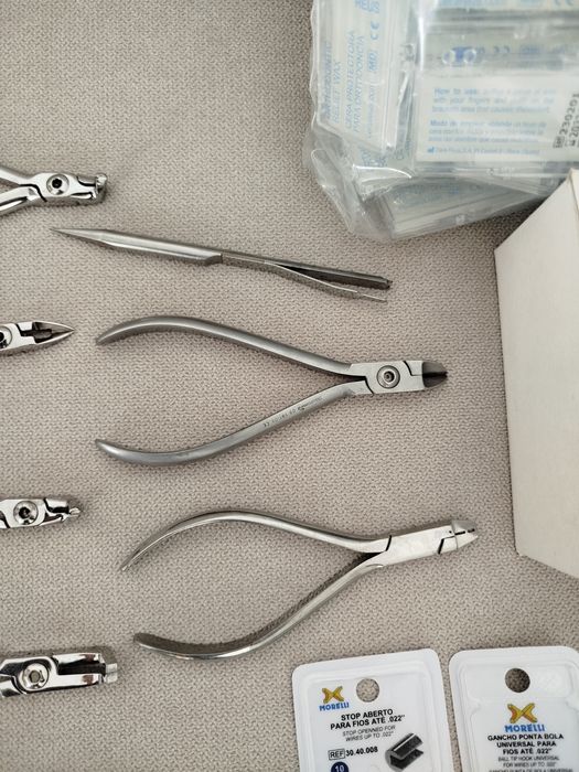 Ortodontia - vários instrumentos e materiais