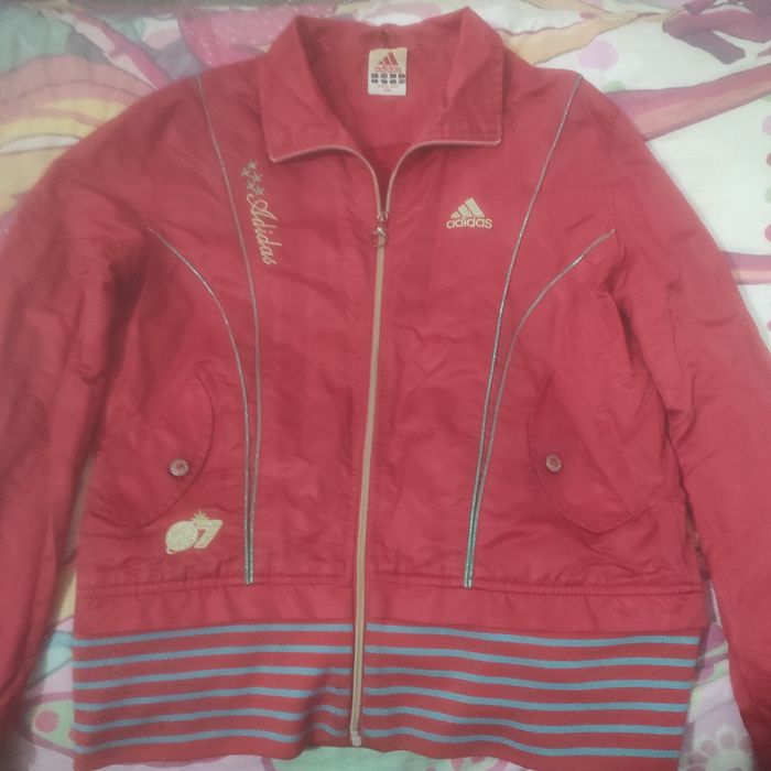 Продам женскую куртку adidas.