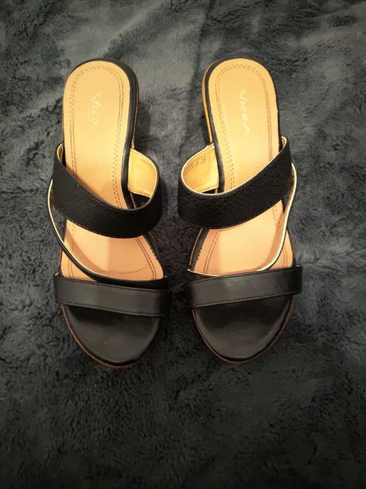 Buty na koturnie