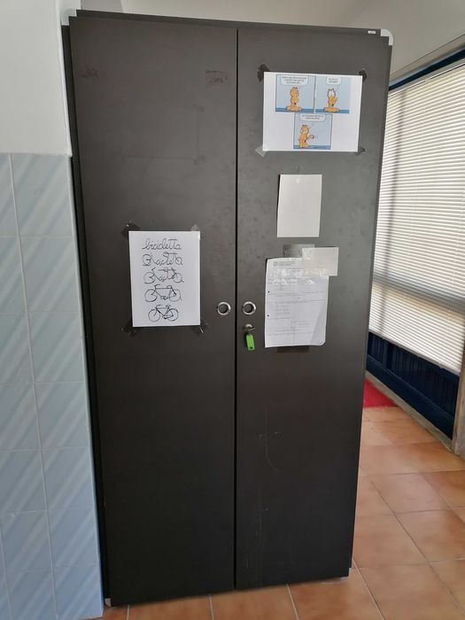 Armário alto de escritório com prateleiras e chave