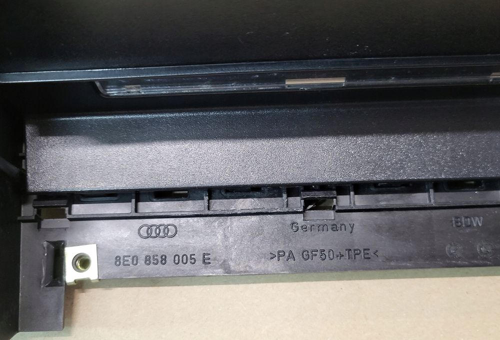 ramka obudowa kieszeń kosz radia deski led audi a4 b6 8e b7 8e0858005e oe