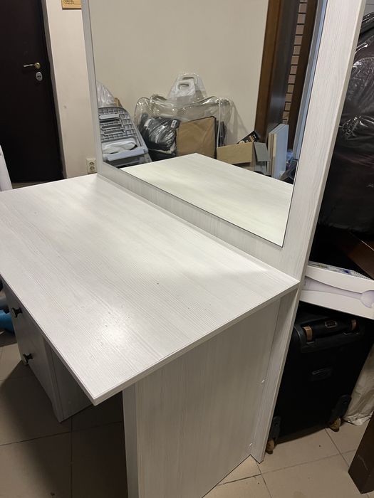 Стіл для макіяжу