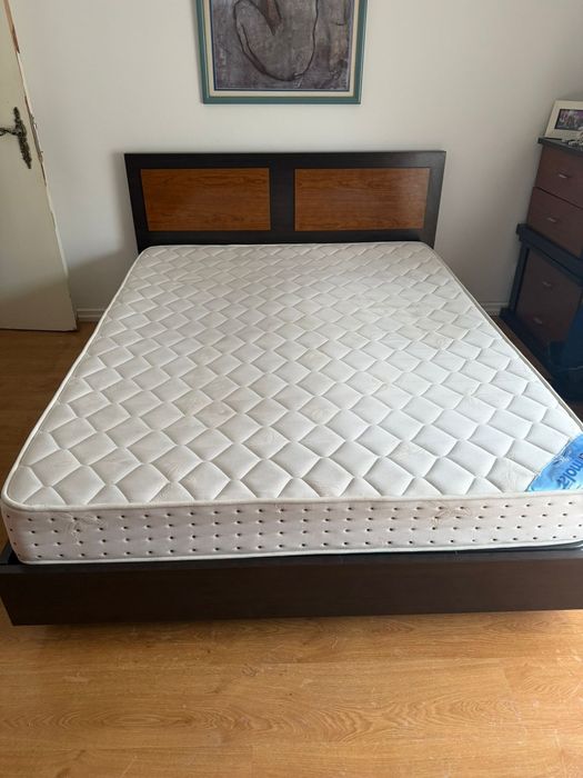 Cama dd casal com colchao e duas mesinhas de cabeceira